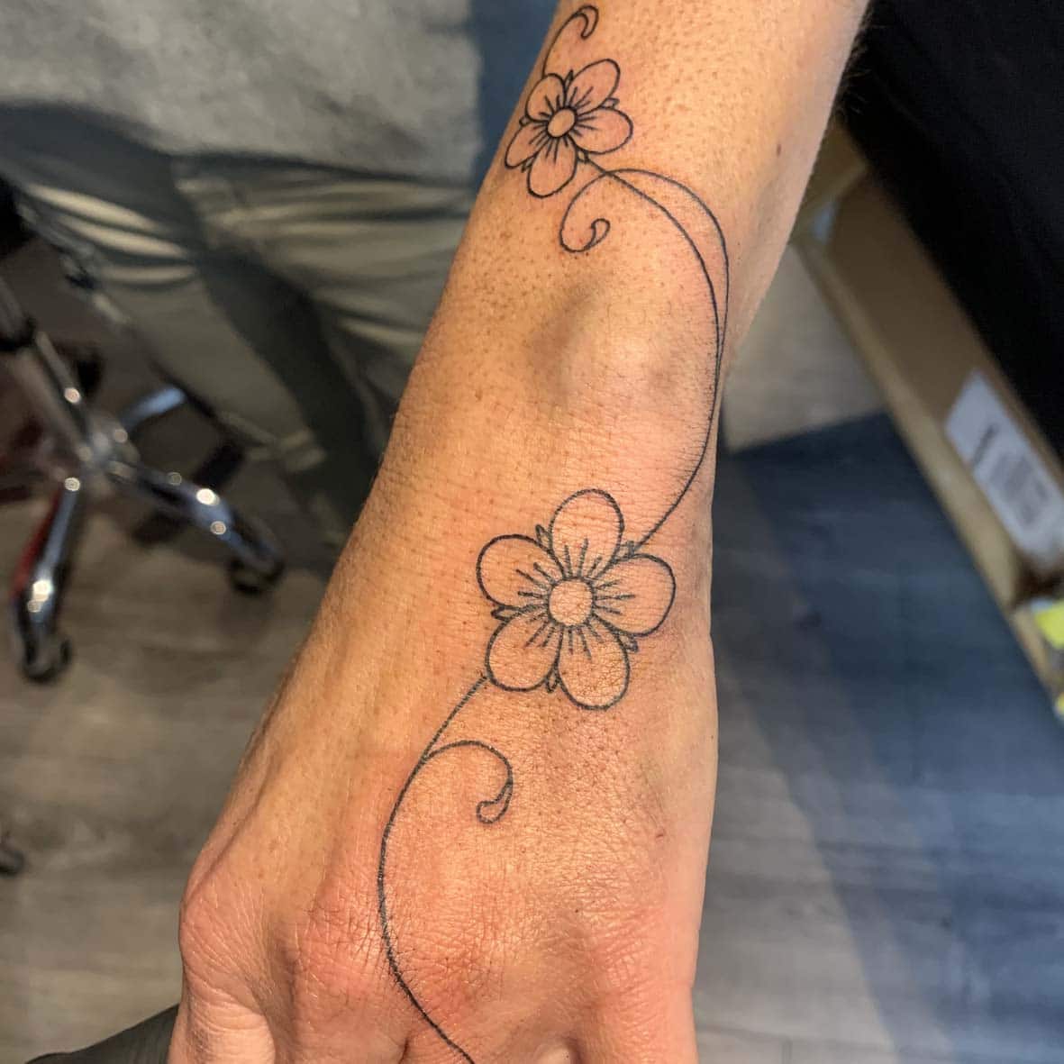 tatouage fin féminin fleurs